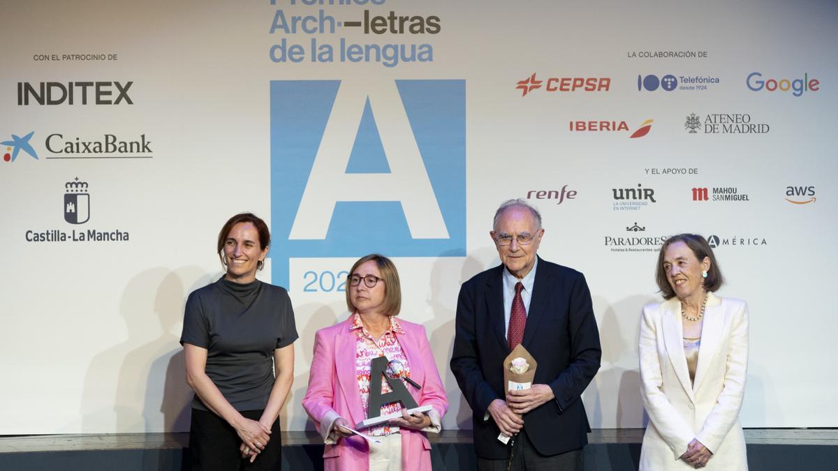 Mónica García (ministra de Sanidad),Cristina González Sánchez (coordinadora general de la 'Unidad de terminología médica' de la Real Academia Nacional de Medicina), Altonio Campos Muñoz (vicepresidente de la Real Academia Nacional de Medicina) y Pilar Bello (miembro del jurado) en la entrega de los Premios Archiletras de la Lengua 2024 en la que la Academia obtuvo el Premio a la Institución del año.