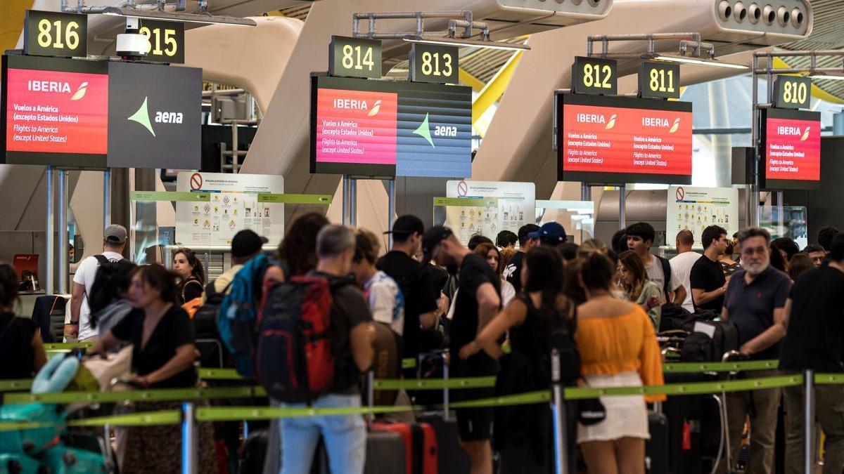 Aena avisa de retrasos en los aeropuertos españoles por un fallo informático