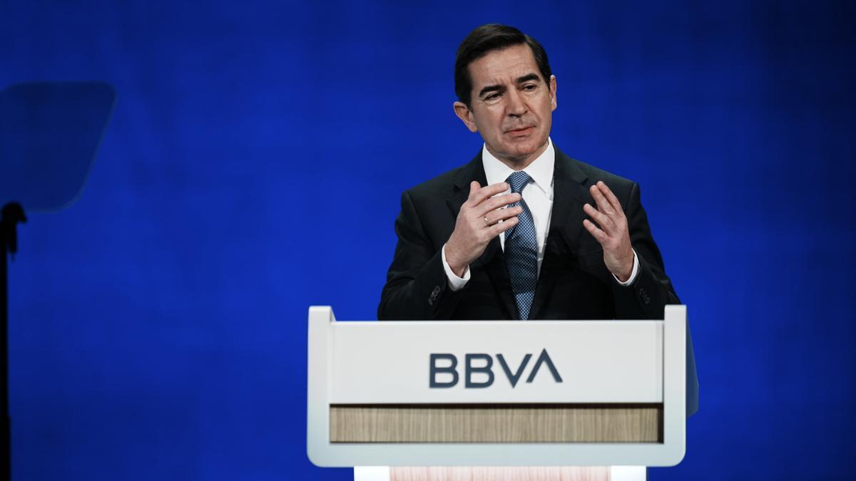 El presidente de BBVA defiende su opa por Sabadell: el nuevo banco será 