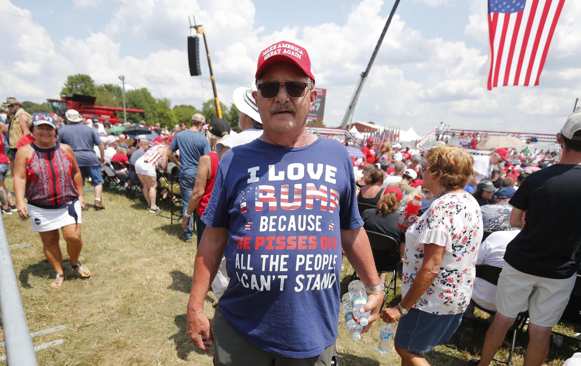 Un asistente al mitin de Trump en Butler con una camiseta que dice: "Amo a Trump porque cabrea a toda la gente a la que no soporto".