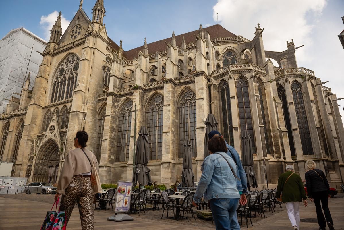 Varias personas pasean por la catedral de Meaux.