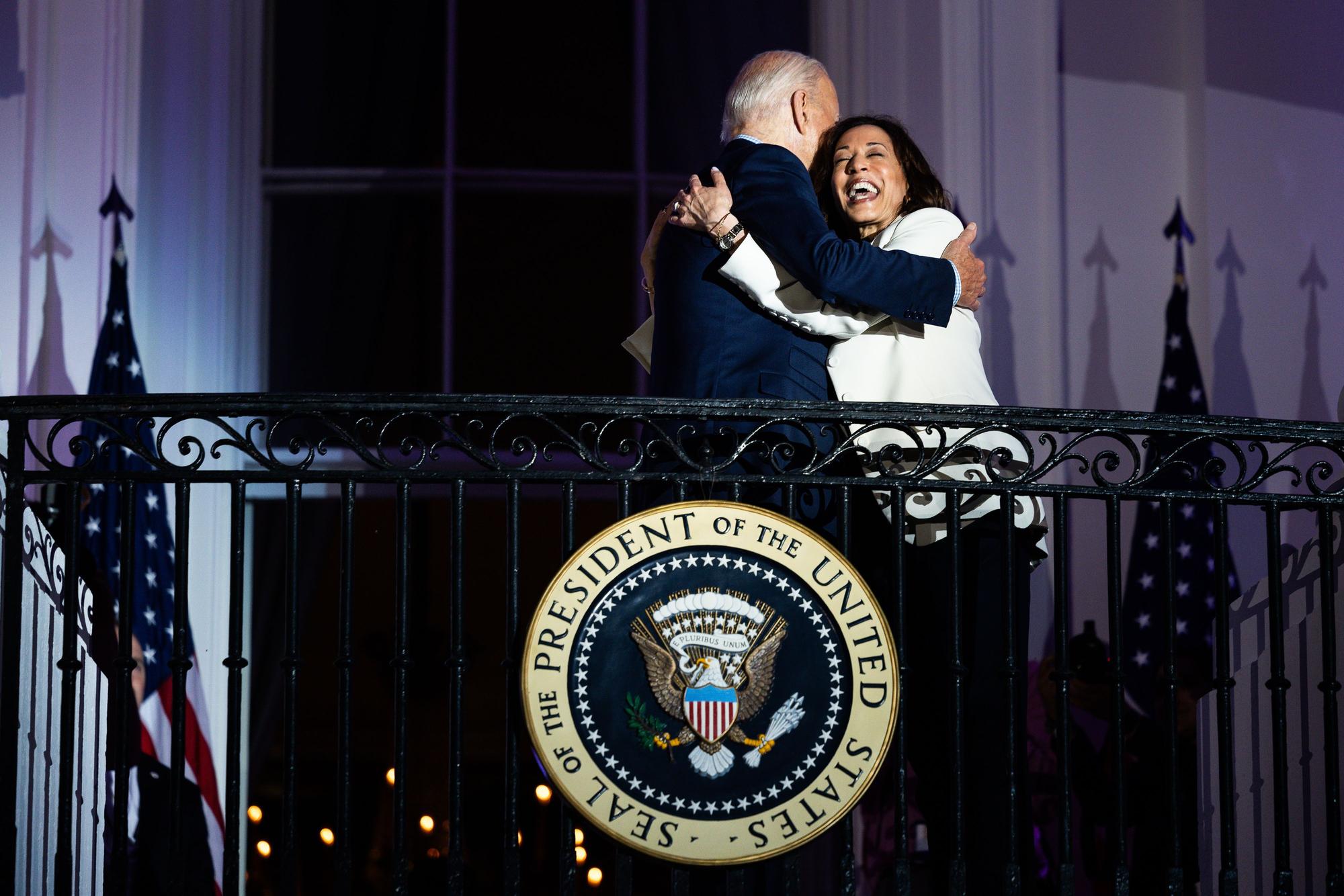 Harris abraza a Biden en un balcón de la Casa Blanca en las festividades del 4 de julio.