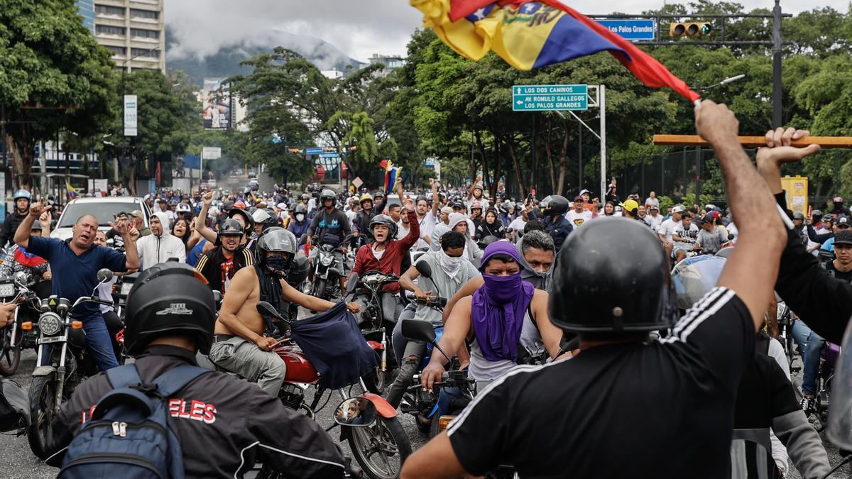 Protestas callejeras, derribo de estatuas y expulsión de diplomáticos: sube la tensión en Venezuela tras las elecciones