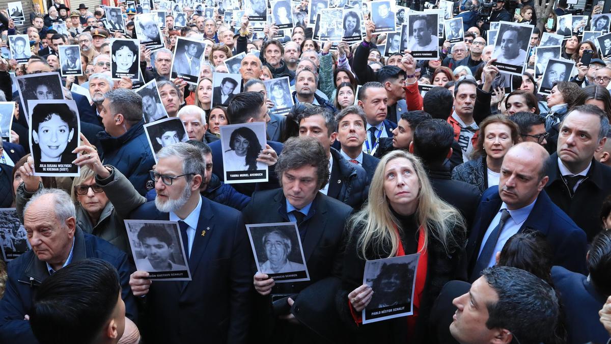 Fotografía cedida por la Presidencia de Argentina del presidente de argentino, Javier Milei (c), durante un acto con motivo del 30 aniversario del atentado a la Asociación Mutual Israelita Argentina (AMIA) este jueves, en Buenos Aires (Argentina). EFE/ Presidencia de Argentina