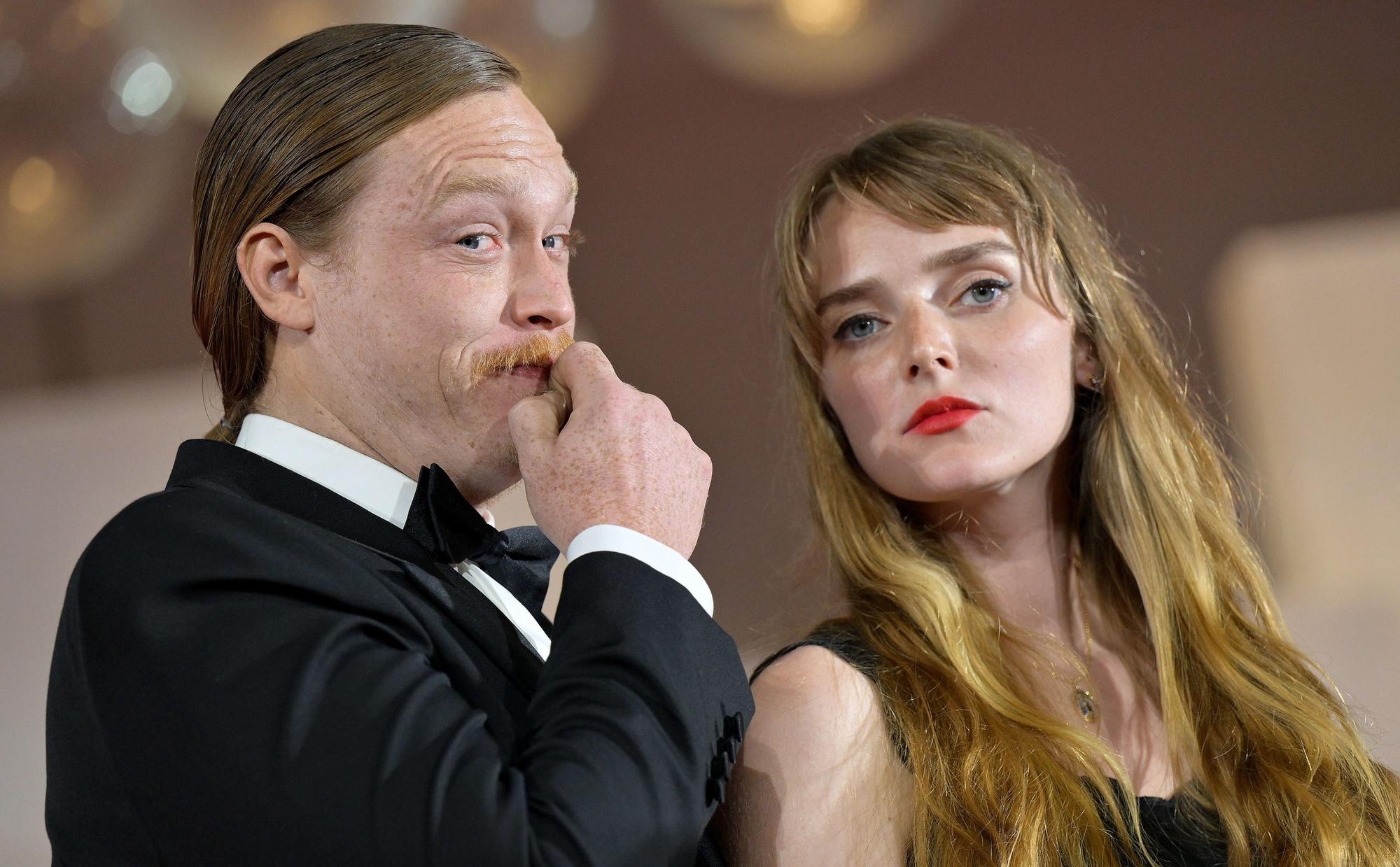 El actor Caleb Landry Jones (izquierda) junto a Katya Zvereva en el estreno de 'Dogman' en la Mostra de Venecia, el 31 de agosto de 2023