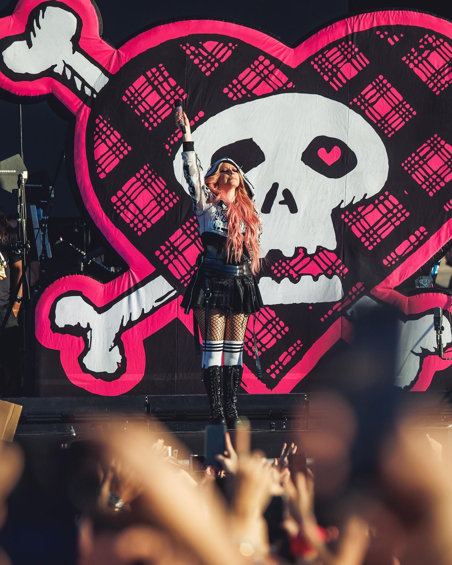 Las calaveras, reinas de la puesta en escena del concierto de Avril Lavigne