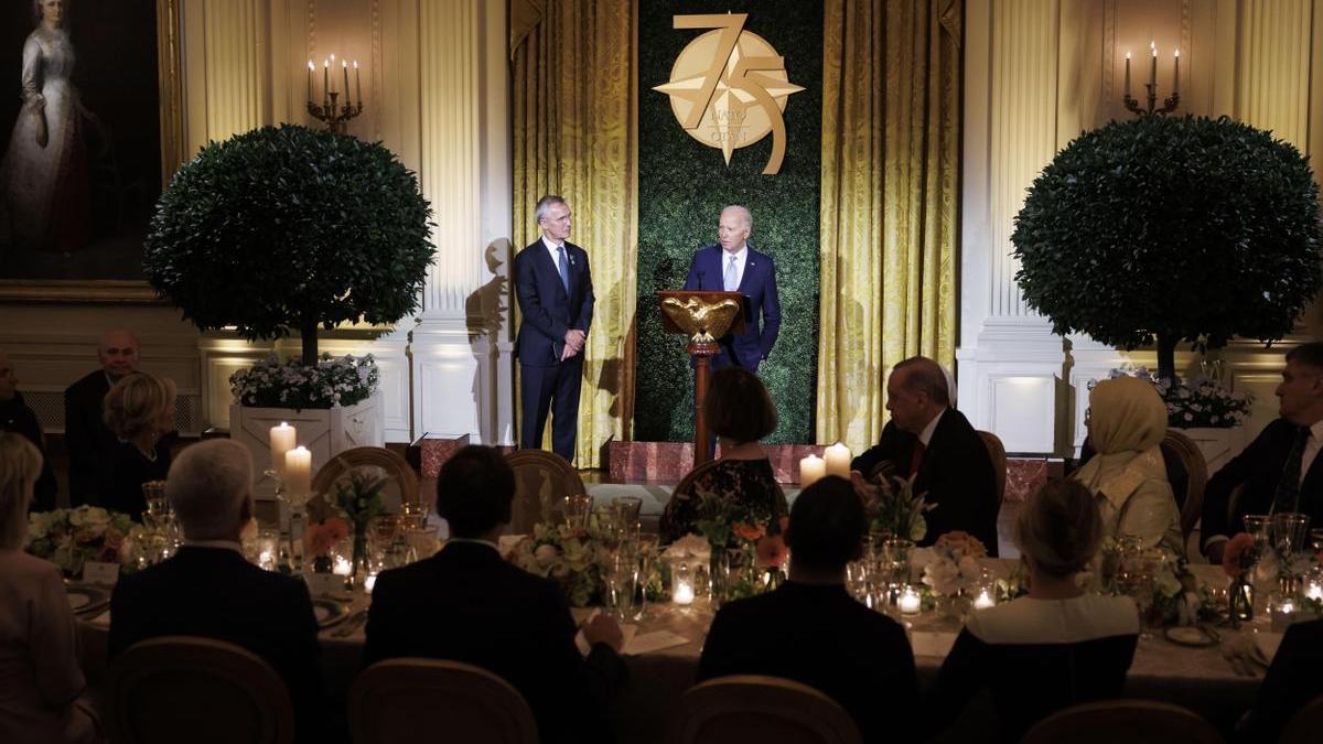 Joe Biden y Jens Stoltenberg presiden la cena de los miembros de la OTAN en la Casa Blanca.