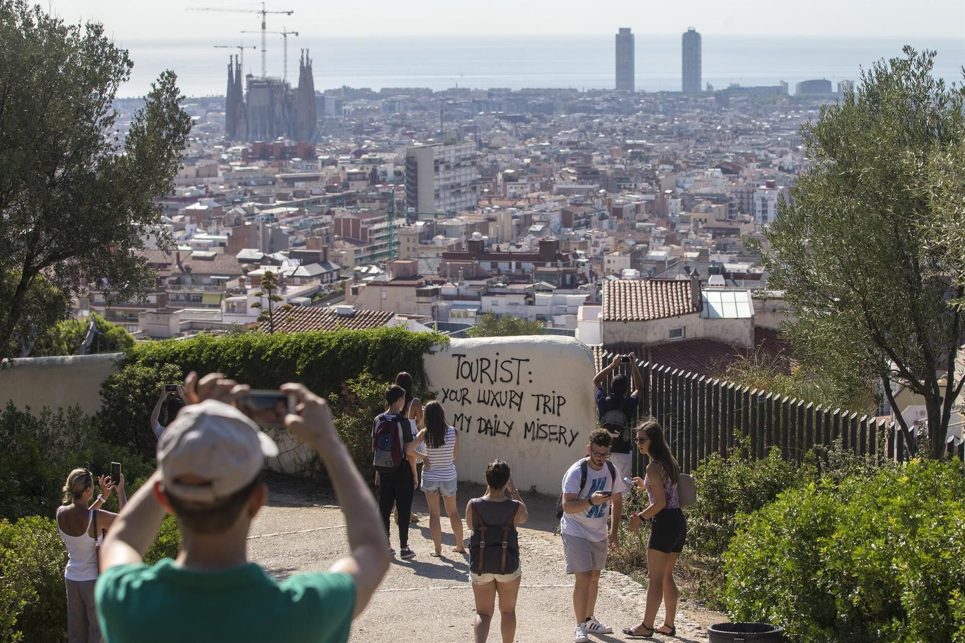 Un grupo de turistas en el Park Güell de Barcelona.