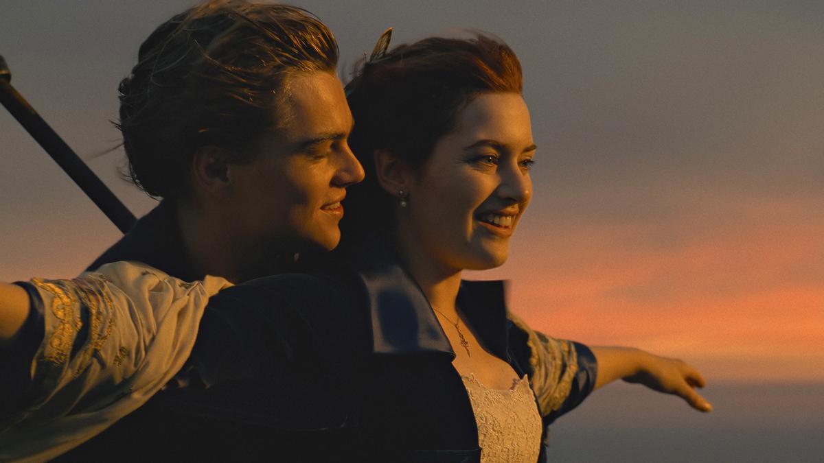 Fotografía cedida por 20th Century Studios de una escena de la película Titanic donde aparece Kate Winslet como Rose y Leonardo DiCaprio como Jack. EFE/ 20th Century Studios