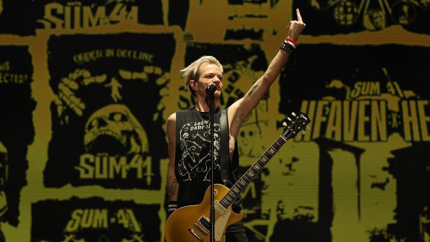 El líder de Sum 41 hace la peineta en un momento del concierto de la que es su gira de despedida