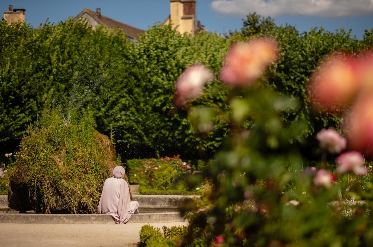 Una mujer descansa en el Jardin Bossuet, en Meaux.