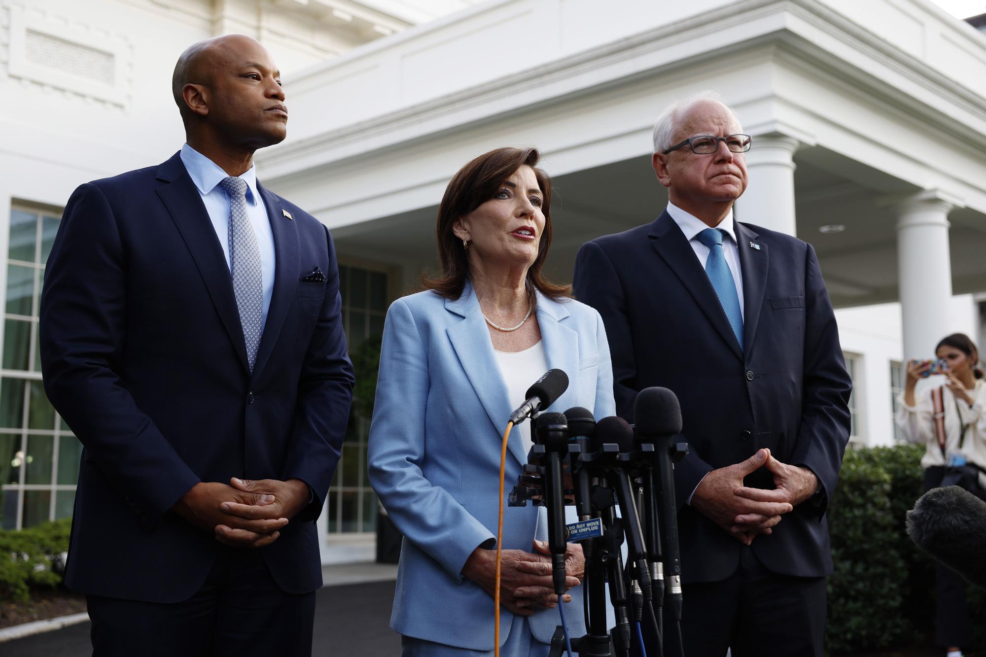 Los gobernadores Wes Moore de Maryland, Kathy Hochul de Nueva York y Tim Walz de Minnesota después de la reunión con Biden en la Casa Blanca.