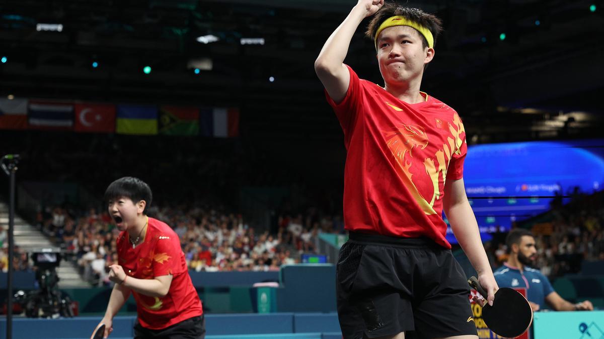 Wang Chuqin y Sun Yingsha, del equipo chino de tenis de mesa, tras ganar el partido de semifinales de dobles mixtos en los Juegos Olímpicos de París 2024.