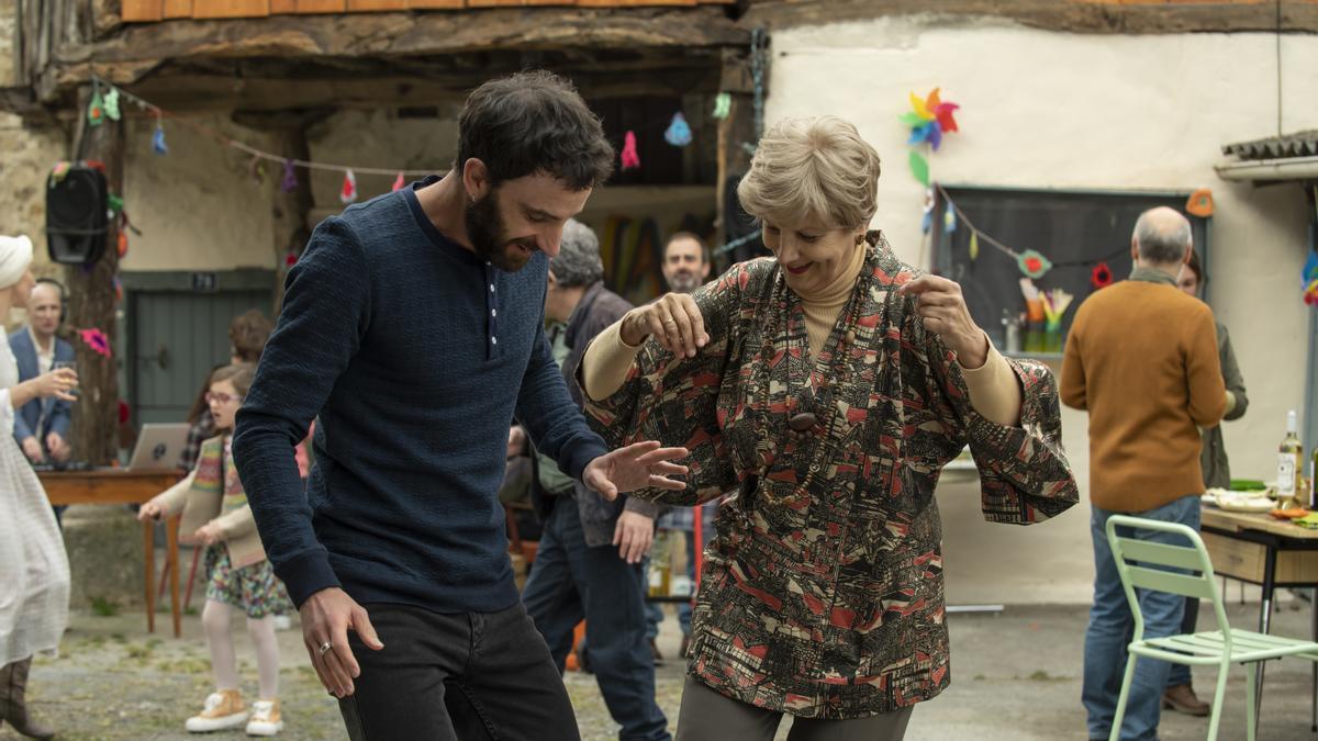 Dani Rovira junto a Elena Irureta en 'El bus de la vida'