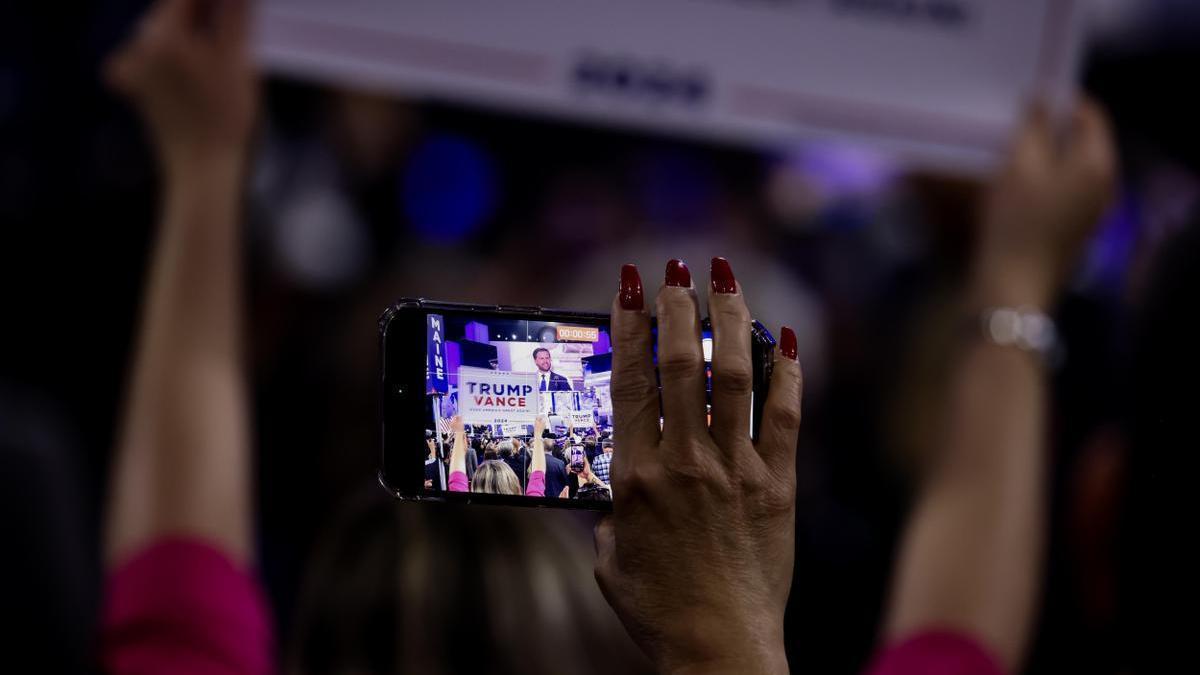 Votantes republicanos escuchando al candidato de Trump a vicepresidente, J. D. Vance, en la convención del partido.