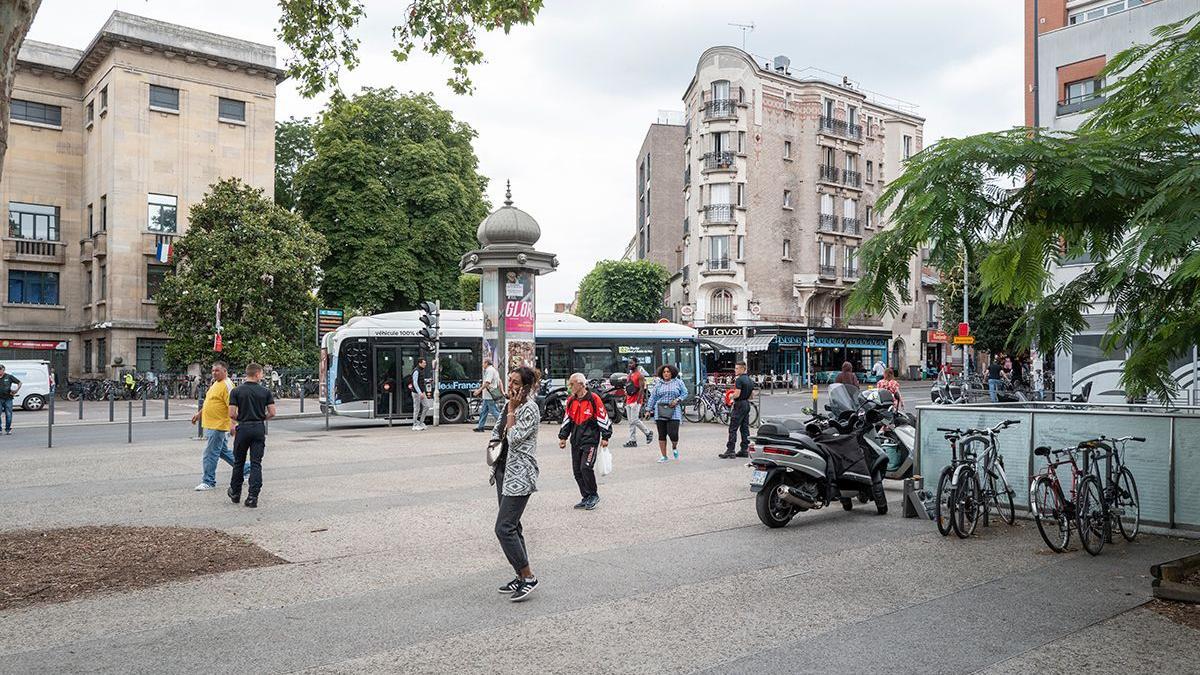 Varias personas caminan por la plaza Jean-Jaurès, en Montreuil.