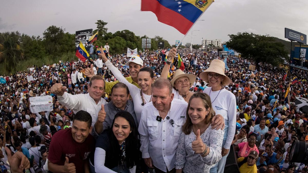 Fotografía que muestra al candidato presidencial Edmundo González, en el centro, y Maria Corina Machado, acompañados de políticos miembros de la oposición.