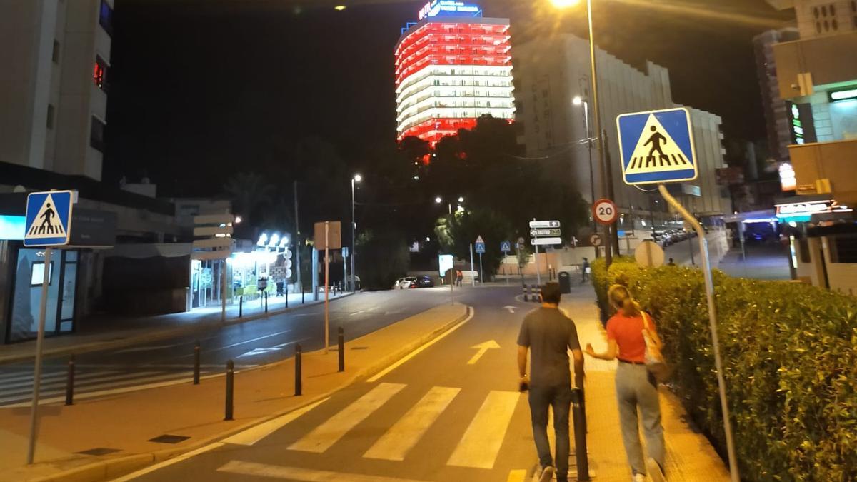 El hotel Torre Dorada de Benidorm, iluminado el pasado puente del 12 de Octubre.