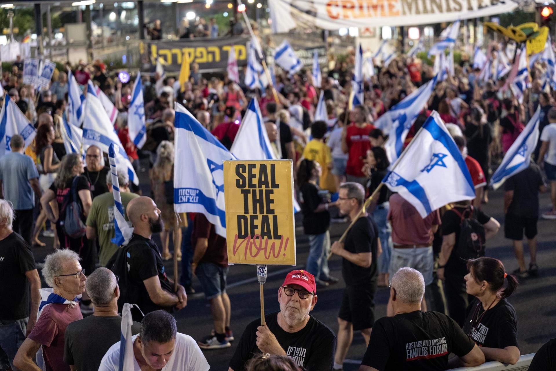 Un manifestante israelí levanta una pancarta exigiendo un acuerdo para la liberación de los rehenes, el 10 de agosto de 2024 en Tel Aviv.