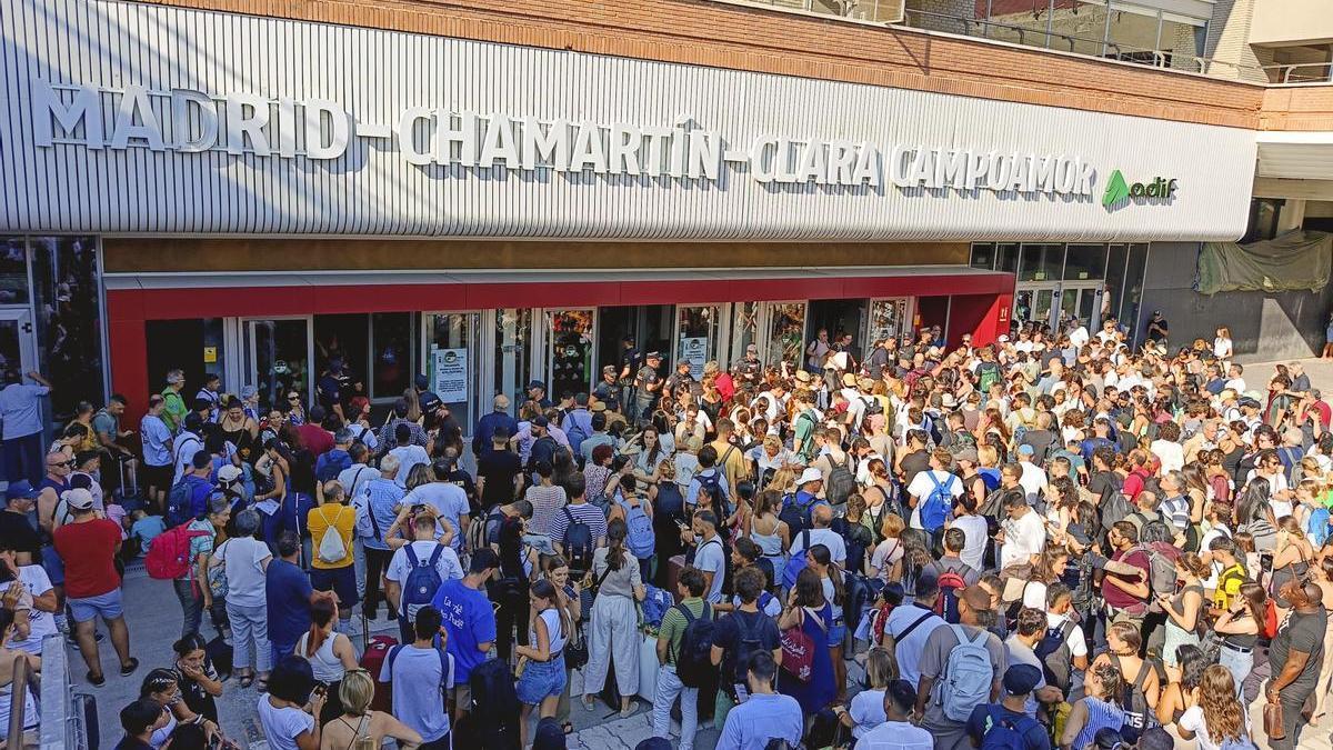 Numerosas personas se aglomeran junto a la entrada de la estación de Chamarín, en Madrid, tras una incidencia en un tren.