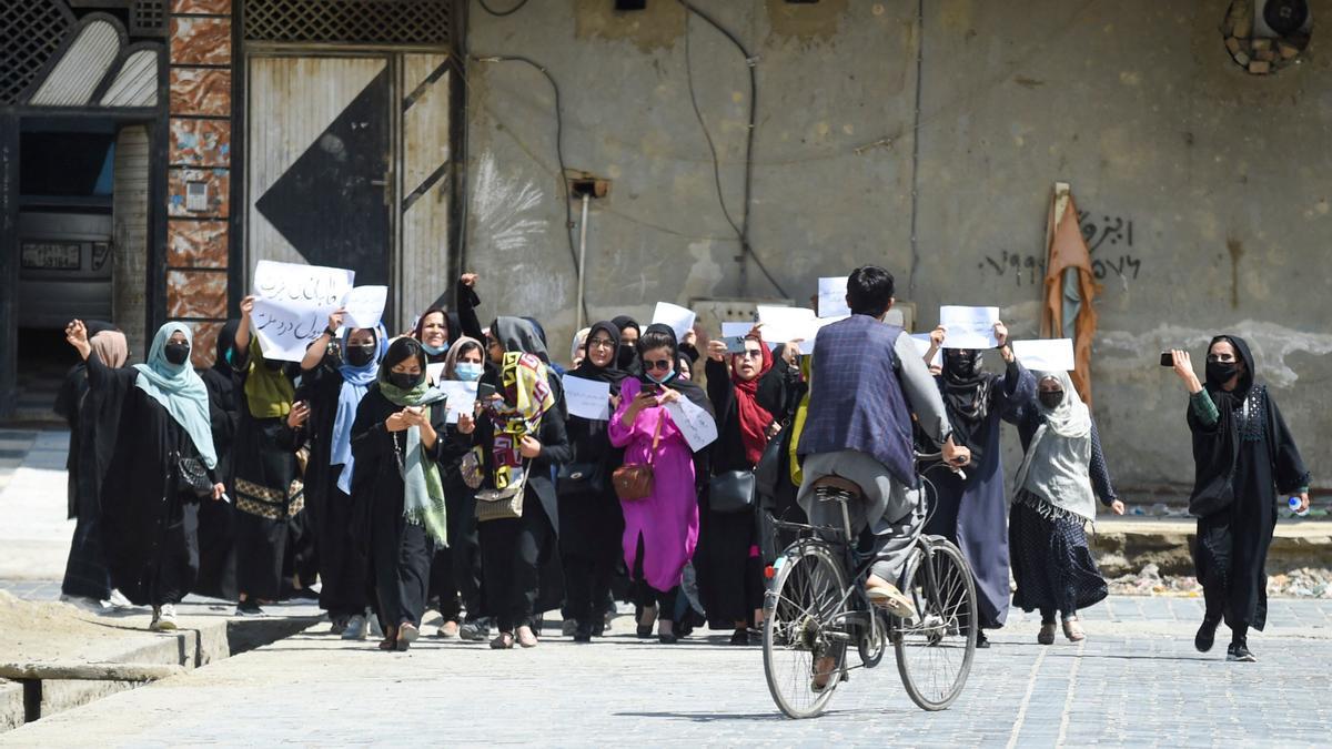 Los talibanes prohíben por ley el sonido de la voz de mujer en público y marcan el hiyab como innegociable