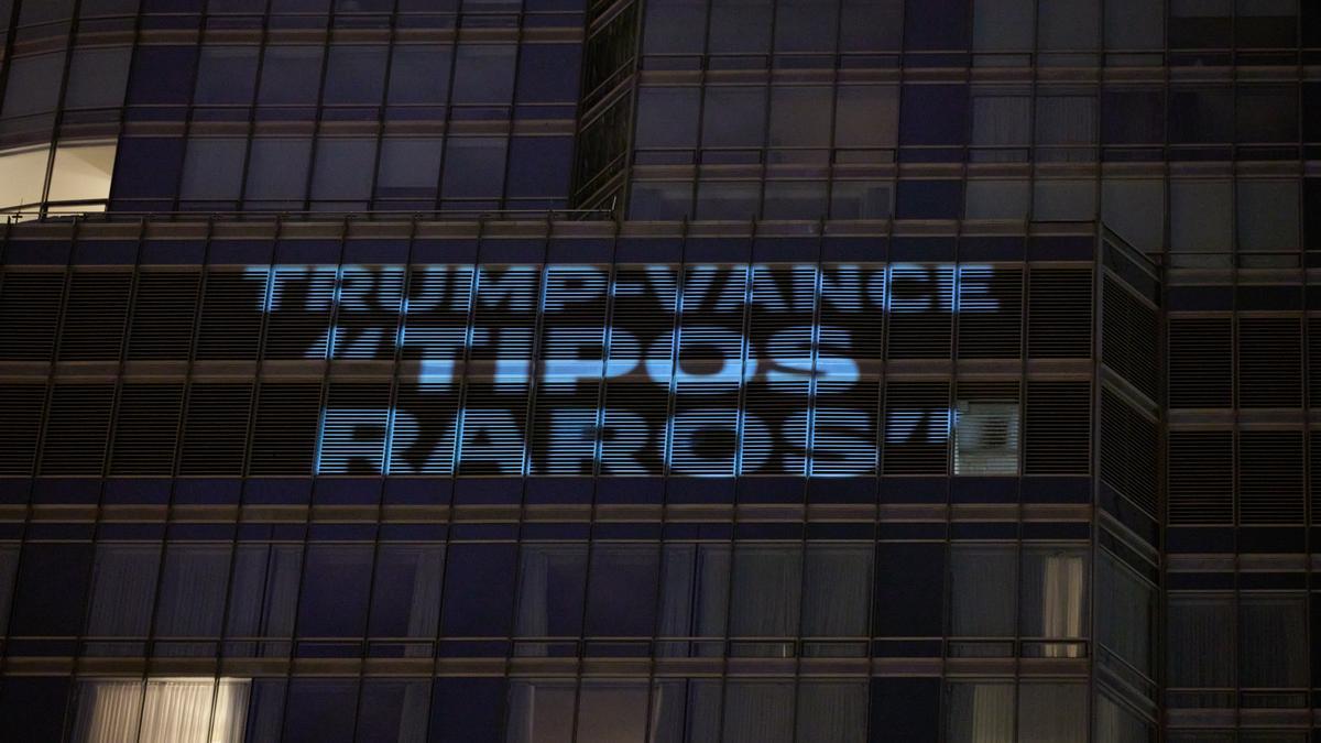 Los demócratas usan la Torre Trump de Chicago para proyectar mensajes antirrepublicanos