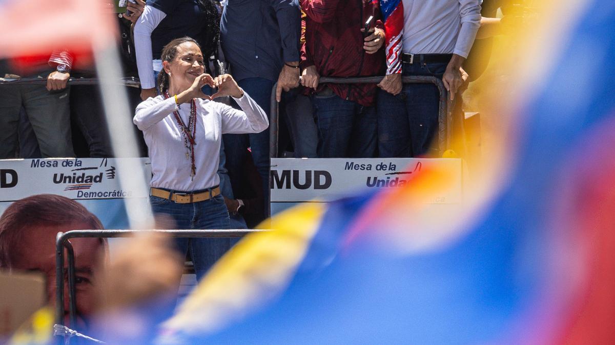 La oposición y el chavismo se miden en dos grandes manifestaciones mientras crece la presión para publicar las actas