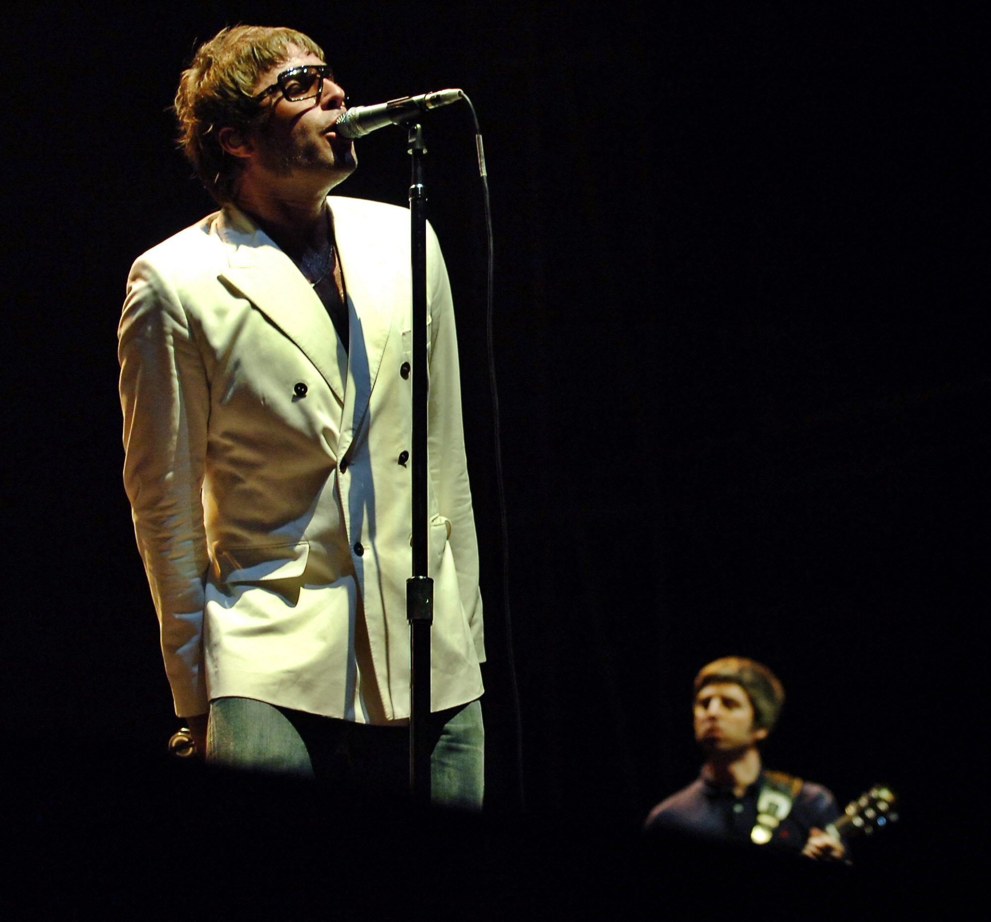 Los hermanos Liam (izq) y Noel (der) Gallagher durante la presentación del disco 'Don´t believe the truth' de Oasis, el 10 de marzo de 2006