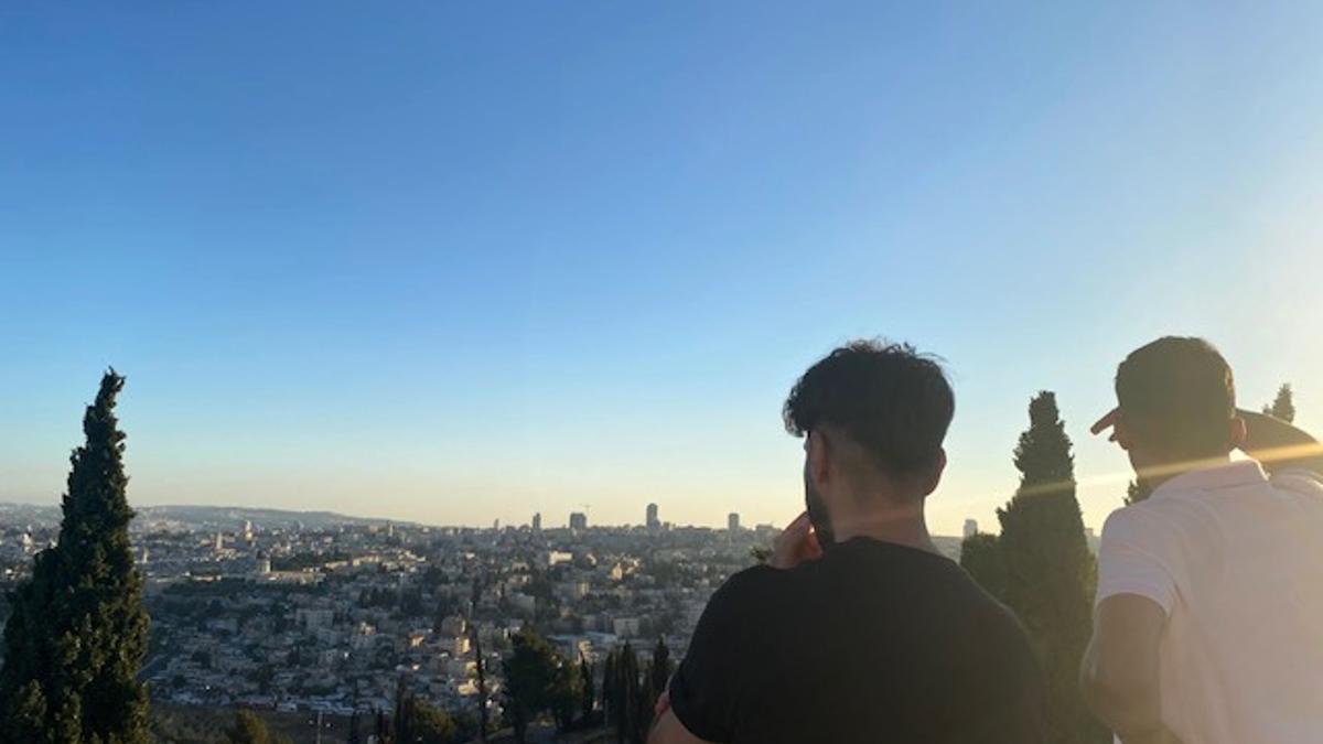 Abdul y Josep miran las vistas desde la azotea del edificio universitario