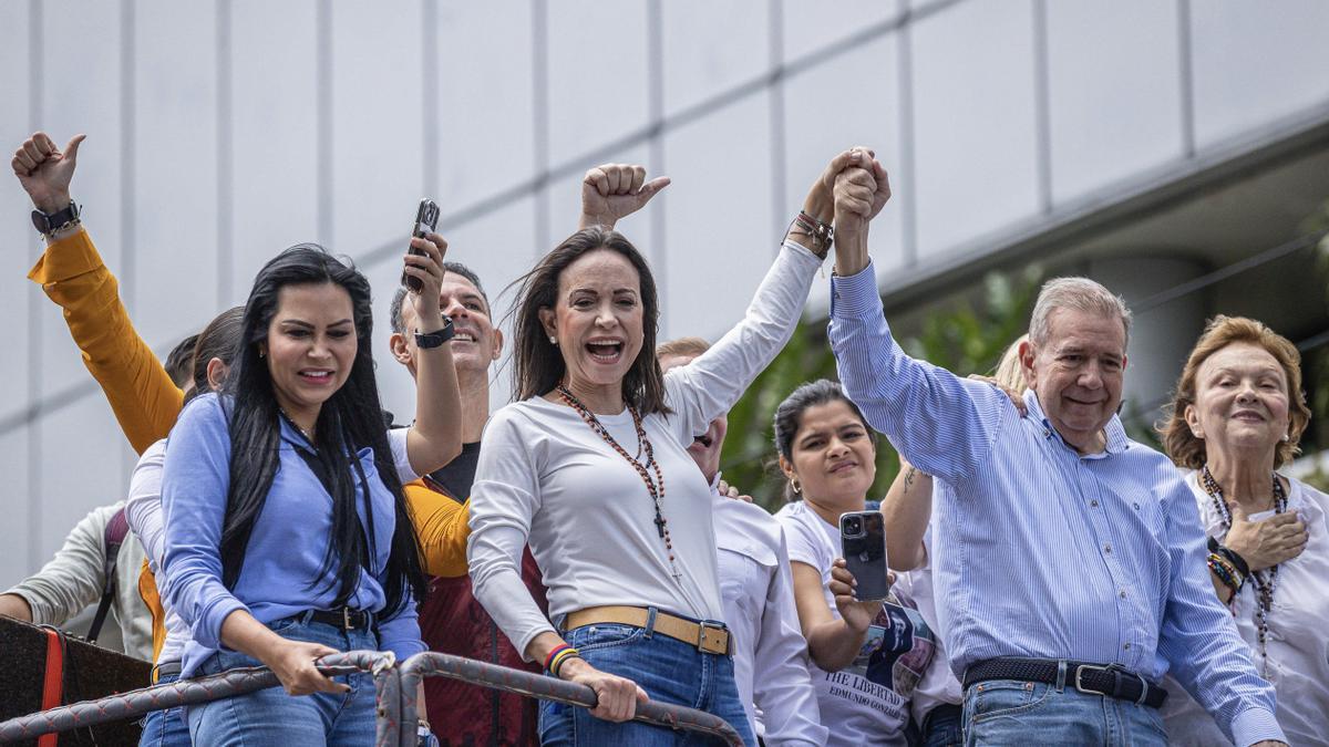 La líder opositora venezolana María Corina Machado (2-i) y el candidato a la presidencia de Venezuela Edmundo González Urrutia (d) participan en una manifestación de apoyo el pasado martes, en Caracas (Venezuela). EFE/ Henry Chirinos