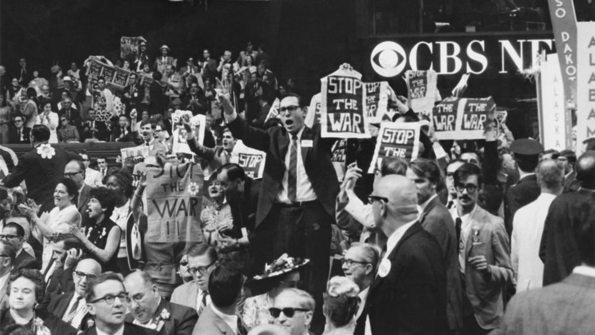 Miembros de la delegación de Nueva York con pancartas contra la guerra de Vietnam en la convención demócrata en Chicago el 28 de agosto de 1968.