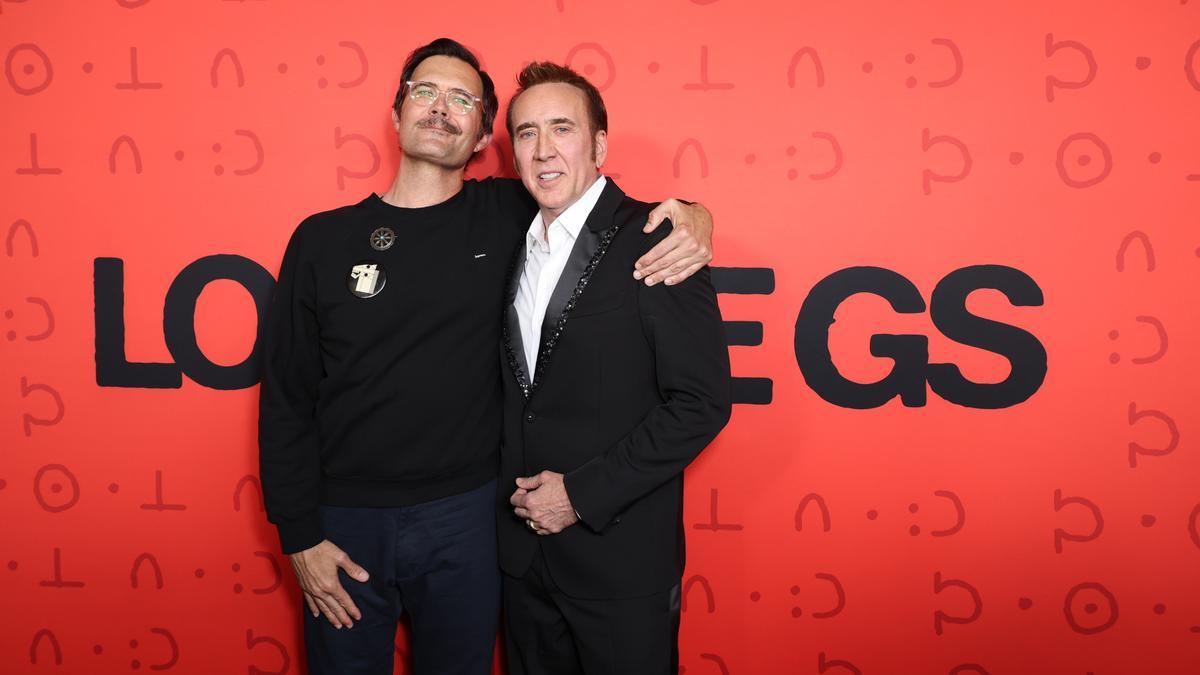 Oz Perkins (i) posa junto a Nicolas Cage en el estreno en Los Ángeles