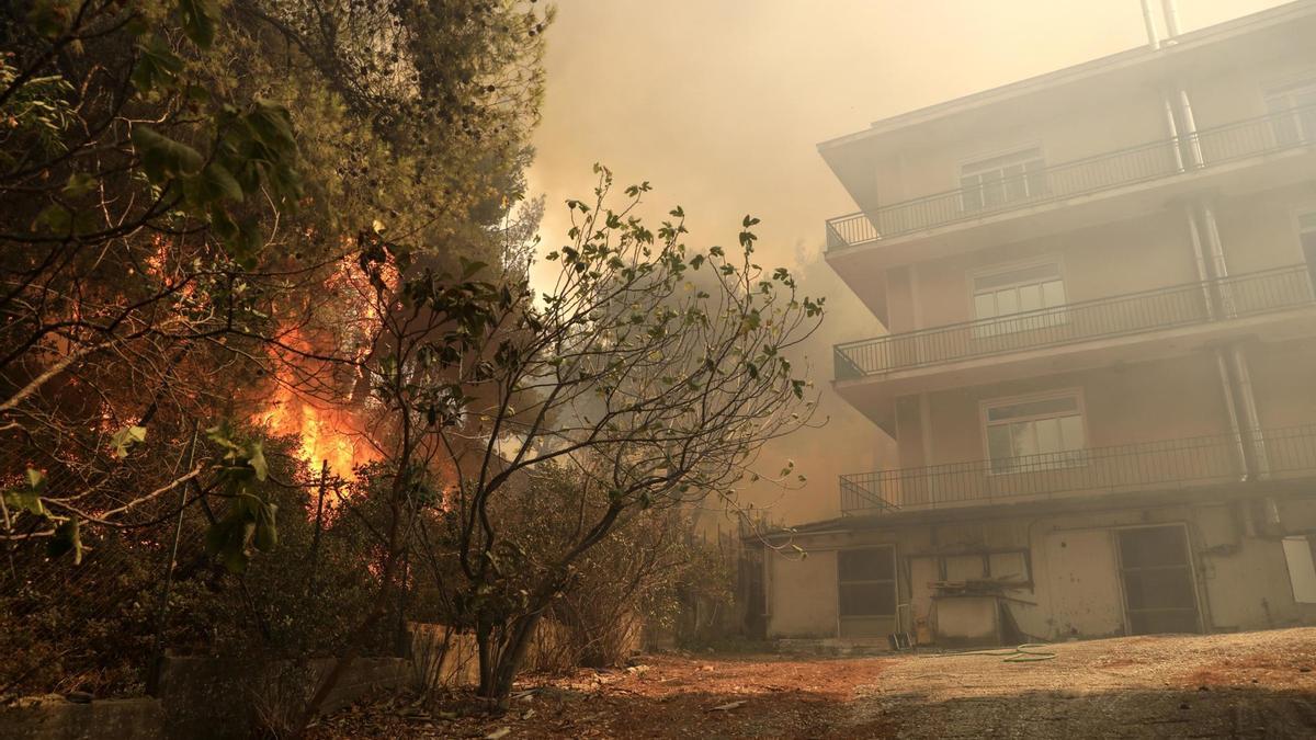 Decenas de miles de evacuados por un gran incendio que llega a las puertas de Atenas