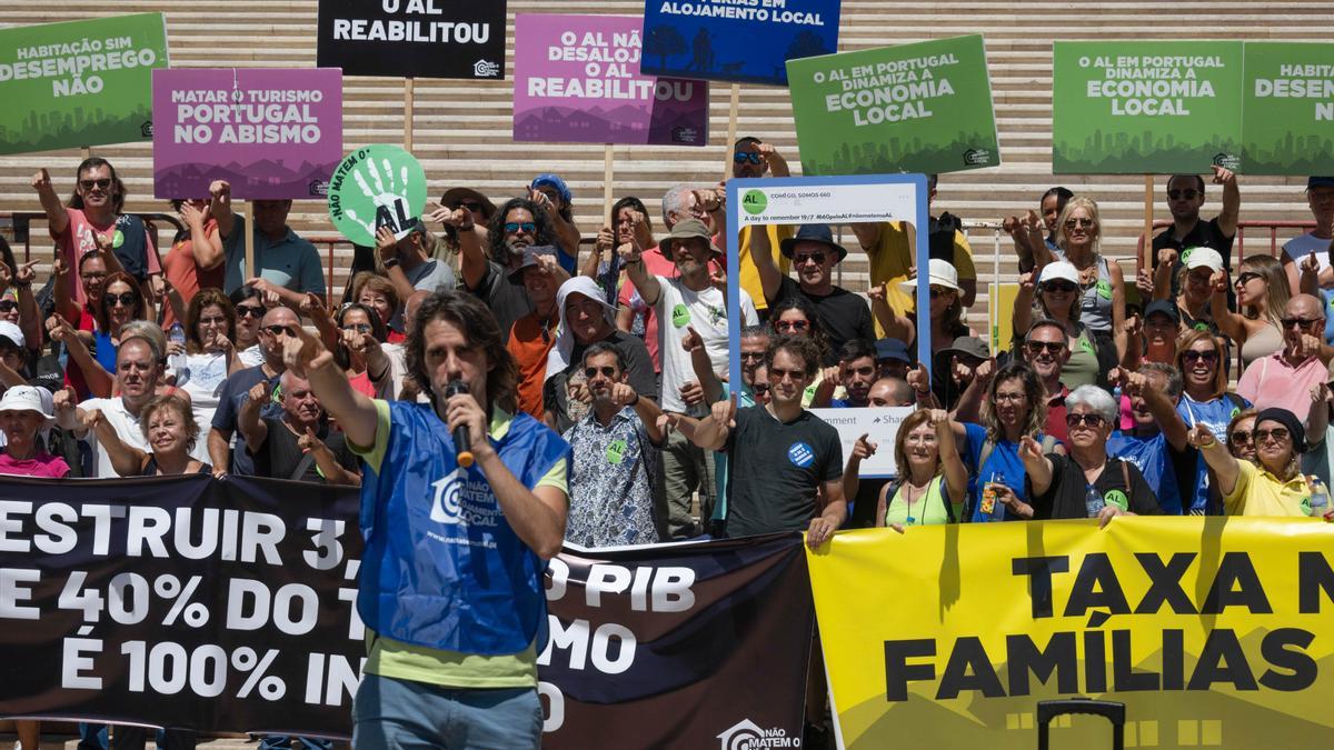 La pelea ciudadana para celebrar un referéndum sobre los pisos turísticos en Lisboa está más cerca de su objetivo