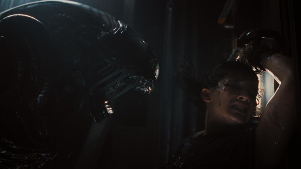 El xenomorfo y Cailee Spaeny como Rain Carradine en 'Alien: Romulus'