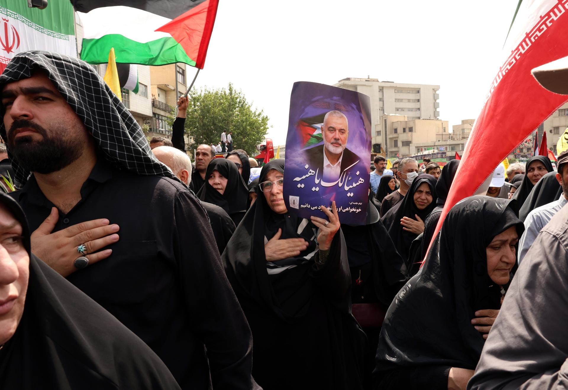 Asistentes al funeral del líder político de Hamás, Ismail Haniyeh, en Teherán el 1 de agosto de 2024.