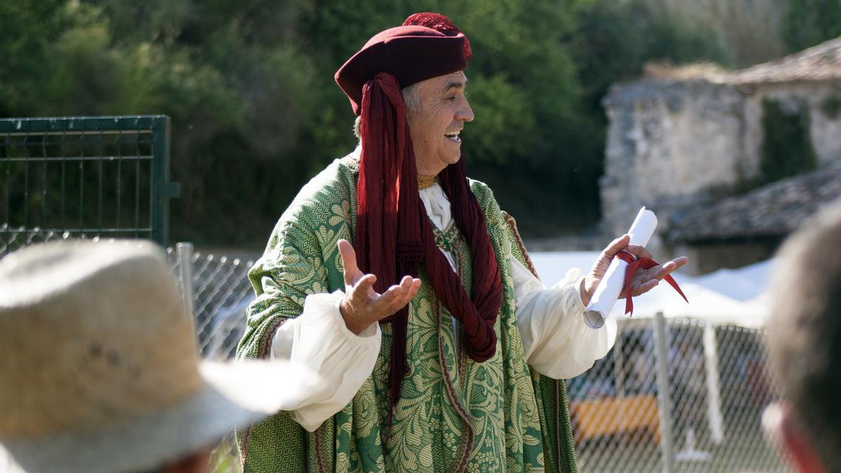 Uno de los actores voluntarios, en una visita teatralizada al monasterio de La Armedilla