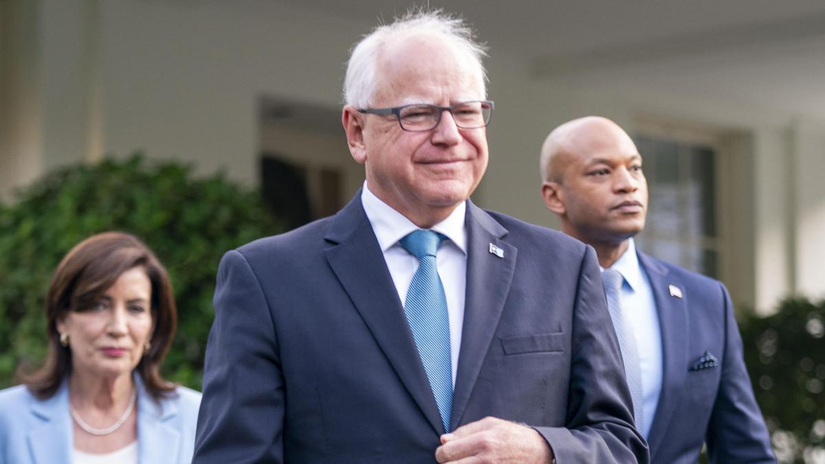 Quién es Tim Walz, candidato demócrata a vicepresidente: el favorito de Bernie Sanders que desespera a Trump por llamarle 