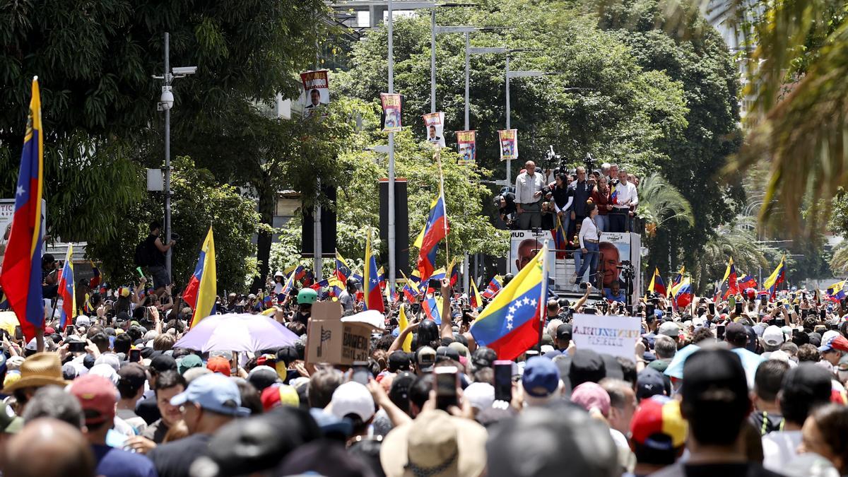 La líder opositora de Venezuela María Corina Machado habla durante una protesta en rechazo a los resultados oficiales de las elecciones presidenciales -que dan la victoria al presidente Nicolás Maduro-, este sábado en Caracas (Venezuela). 