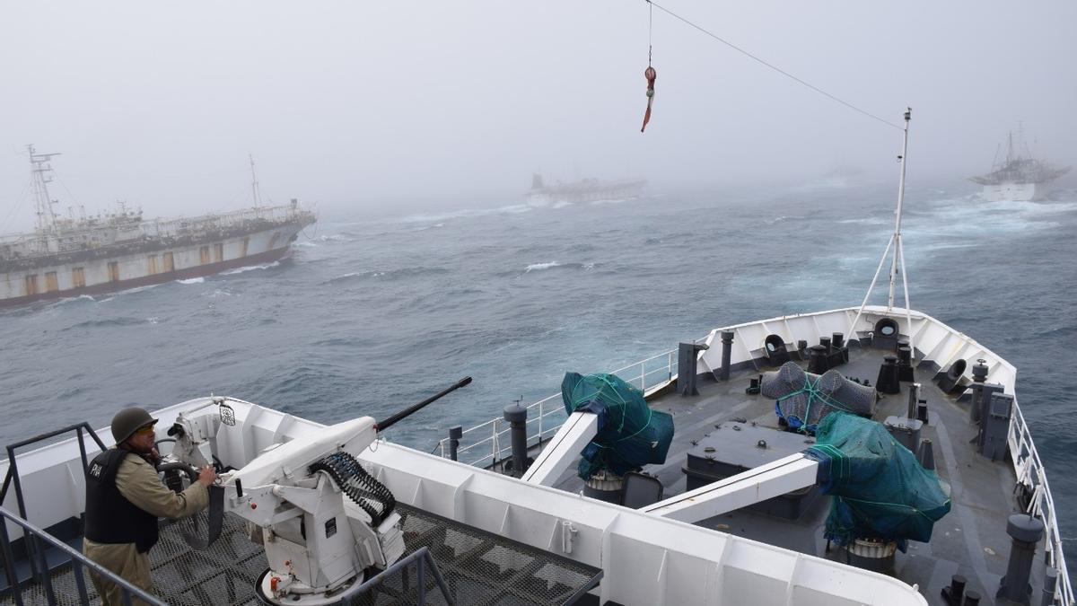 El 24 de febrero de 2018, la Guardia Costera argentina descubrió al Jing Yuan 626 pescando ilegalmente dentro de la ZEE argentina. Aquí, un miembro de la Guardia Costera argentina observa cómo el Jing Yuan 626 y varios otros buques pesqueros extranjeros se agolpan durante la persecución.