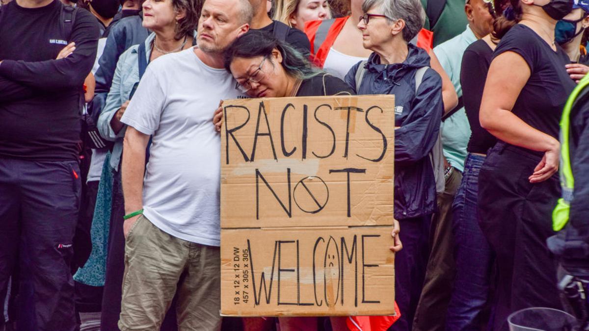 Una mujer con una pancarta que dice "Racistas no bienvenidos" en una concentración en Londres este miércoles.