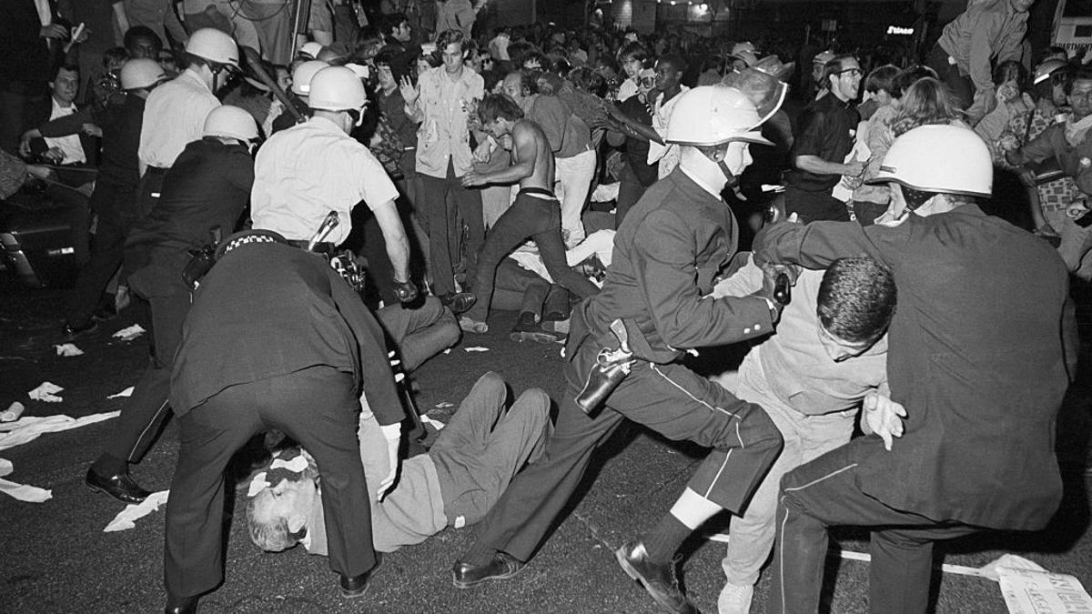 Policías cargan contra los manifestantes el 28 de agosto de 1968 junto al hotel Hilton en Chicago.