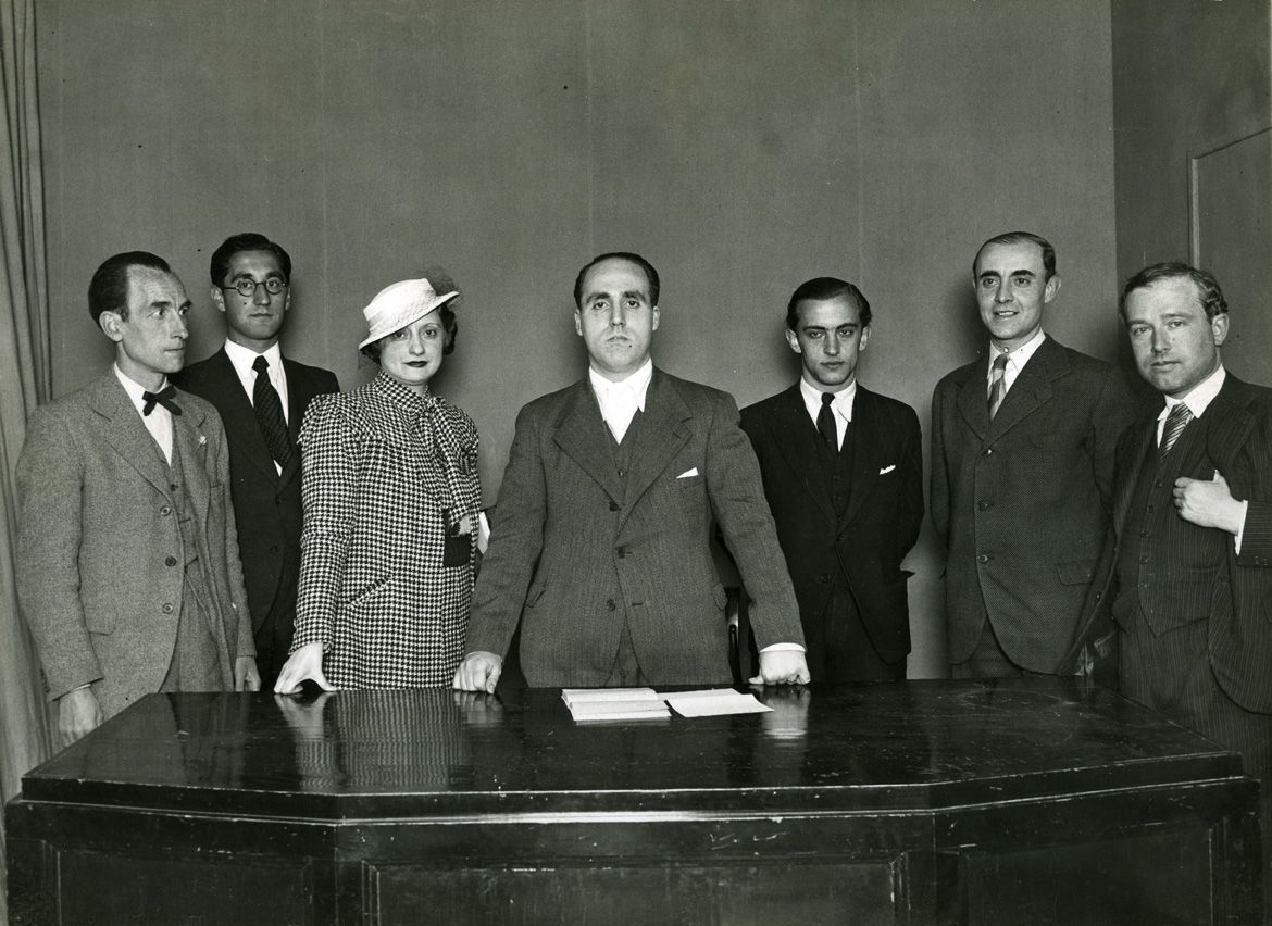 Maria Luzi Morales (tercera por la izquierda) en la lectura de poesías inéditas de Sebastià Sánchez-Juan en la sala de conferencias de la Llibreria Catalònia, en 1934