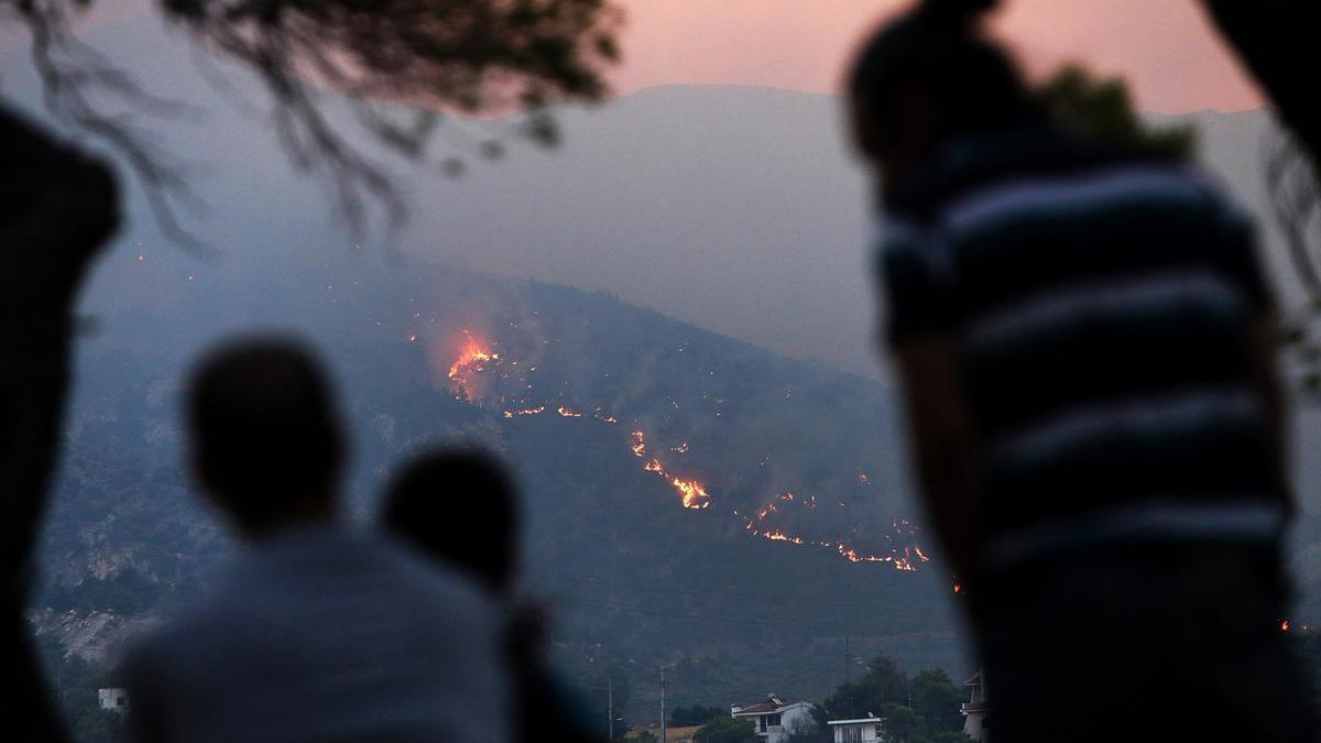 Los vecinos observando el avance del incendio en el monte Pentélico (Grecia).