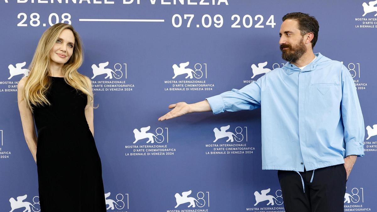 La actriz estadounidense Angelina Jolie (izq.) y el director chileno Pablo Larraín posan en el Festival de Cine de Venecia EFE/EPA/FABIO FRUSTAC