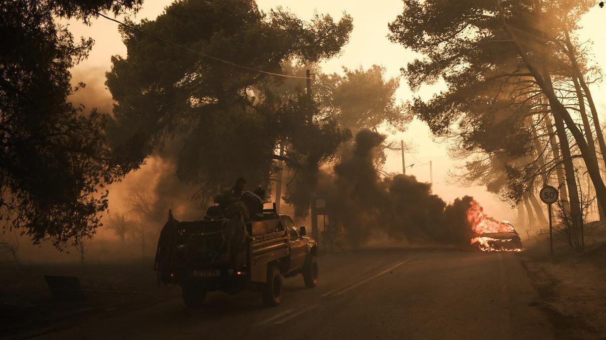 Más de 50.000 evacuados y 10.000 hectáreas quemadas en el incendio que amenaza Atenas