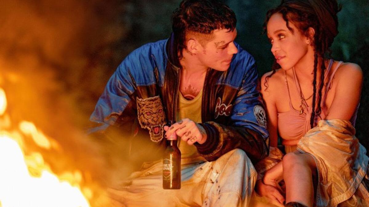 Bill Skarsgard y FKA twigs interpretan a una pareja acechada por la tragedia