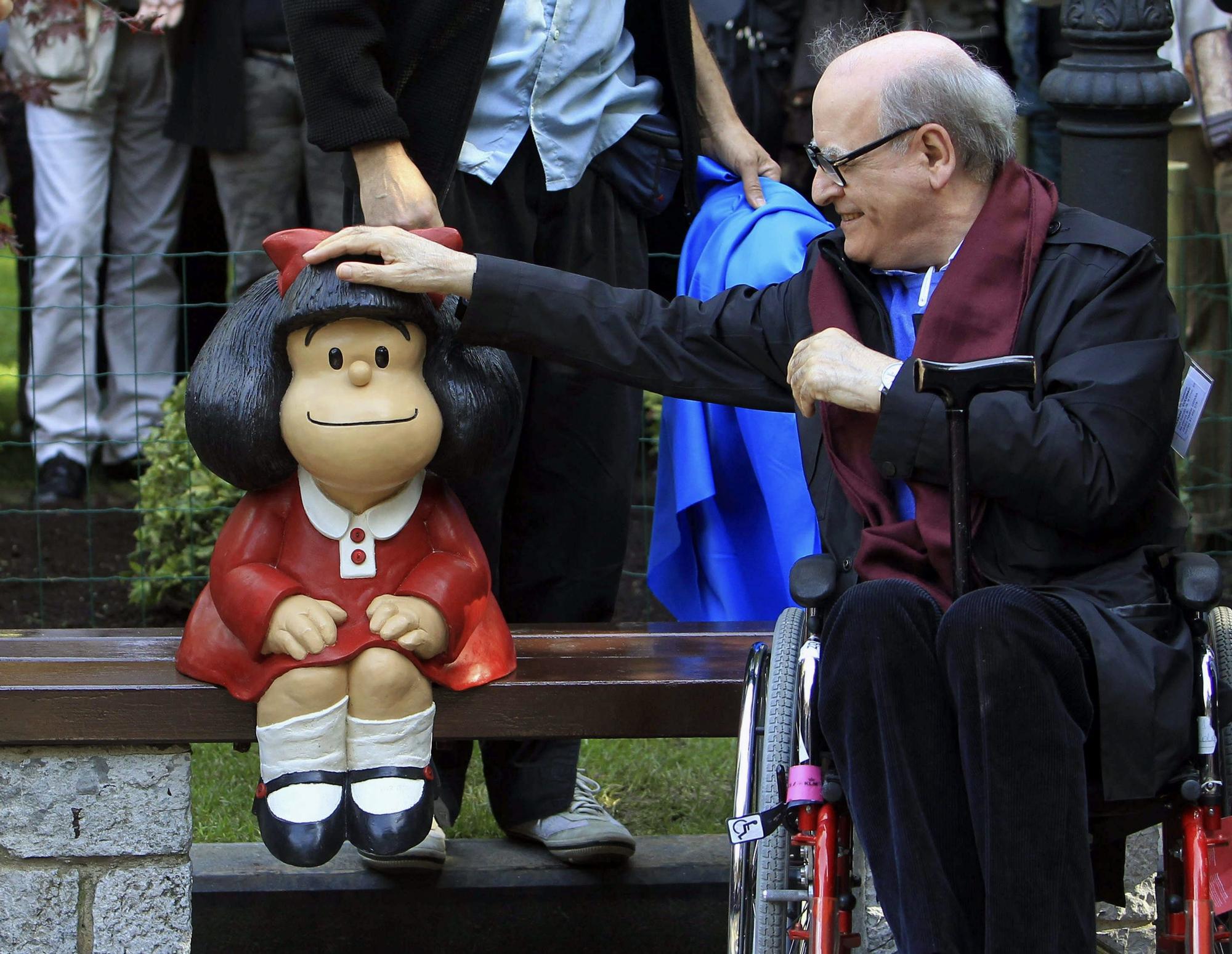 Quino inaugurando la escultura de Mafalda en Oviedo, en su visita para recoger el premio Príncipe de Asturias de Comunicación y Humanidades en 2014