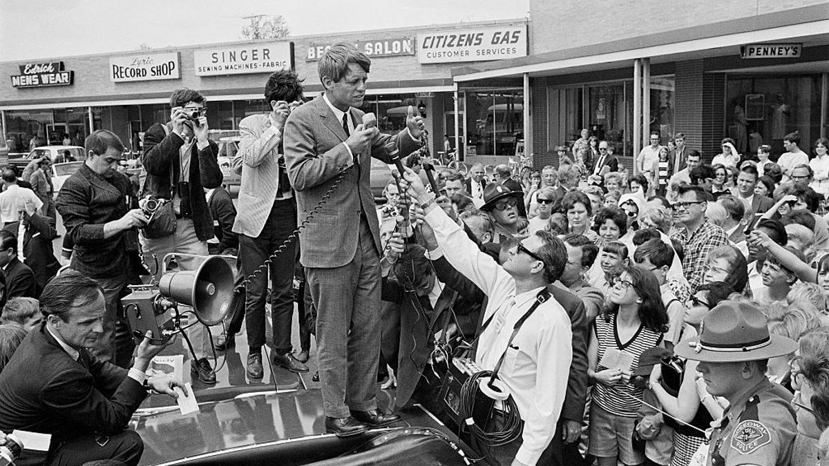 Robert Kennedy haciendo campaña durante las primarias demócratas antes de ser asesinado en junio de 1968.