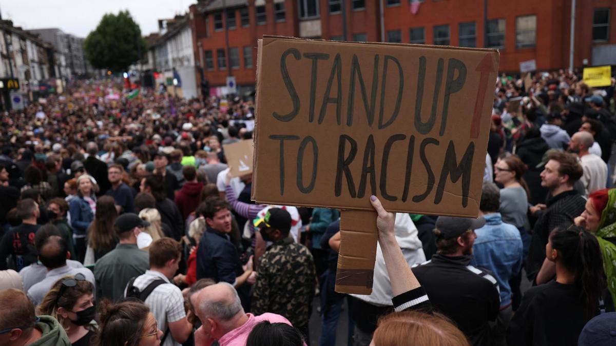 Una manifestante muestra una pancarta contra el racismo en la protesta de este miércoles en Walthamstow, Londres.